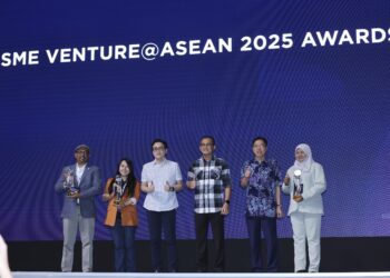 DATUK Seri Khairul Dzaimee Daud (tiga kanan) bergambar bersama barisan penerima anugerah, Ketua Pegawai Eksekutif Kumpulan Ventura IOT Sdn Bhd, Datuk Ts Meor Tawfik Amirrudin (kiri) dengan Anugerah PKS Cemerlang, Pengarah Urusan Rodrell Sdn Bhd, Yap Sue Yii (dua kiri) dengan Anugerah PKS Belia Cemerlang dan Pengarah Urusan CG Global Profastex Manufacturing Sdn Bhd, Siti Padillah Abdul Wahab (kanan) dengan Anugerah PKS Wanita Cemerlang pada Majlis Penutup SME Venture @ Asean 2025 di Pusat Pameran dan Dagangan Antarabangsa (MITEC) di sini hari ini. Turut hadir, Ketua, Pegawai Eksekutif SME Corp. Malaysia Rizal Nainy (tiga, kiri) dan Pengarah Urusan dan Ketua Pegawai Eksekutif, TEKUN Nasional Datuk Adam Abdul Ghani (dua, kanan). GAMBAR - AMIR KHALID / PEMBERITA - AMIRUL AIMAN