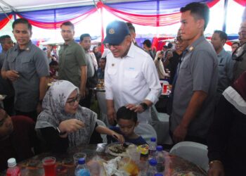 ANWAR Ibrahim menyantuni pengunjung selepas merasmikan Majlis Penutup PMR Negeri Melaka 2025 di Politeknik Merlimau, Jasin, Melaka. - UTUSAN/AMRAN MULUP