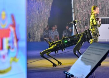 ASUK melakukan persembahan bersama Maliha Afiya Abdul Halim pada Majlis Perasmian Penutupan PMR Negeri Melaka 2025 yang berlangsung di Politeknik Merlimau, Jasin, Melaka. - UTUSAN/ARIF HAMIZAN MISKON