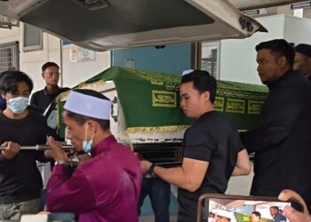 JENAZAH salah seorang daripada mangsa bunuh di Kampung Sekolah, Juru, Bukit Mertajam malam tadi dibawa menaiki van untuk dikebumikan di Jeneri, Sik, Kedah malam ini.