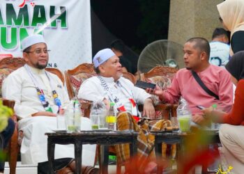 MOHD. Amar Nik Abdullah (dua kiri) semasa menjawab soalan daripada pemberita selepas Ceramah Umum Sempena Sambutan 70 Tahun Pas Kelantan dan 35 Tahun Membangun Bersama Islam Peringkat Kawasan Pengkalan Chepa, Kelantan malam tadi-IHSAN DATO' NIK AMAR
