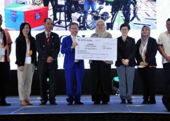 SIM (empat kiri) menyampaikan anugerah pameran terbaik pada selepas merasmikan Innowaste Kementerian Kesihatan Awam, Perumahan dan Kerajaan Tempatan di Kuching, hari ini.