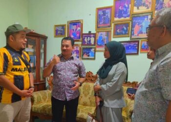 MUHAMMAD Kifli Ma Hassan (dua kiri) beramah mesra dengan media yang hadir ke majlis doa selamat dan kenduri kesyukuran di Kampung Kasar, Pasir Mas, Kelantan hari ini-UTUSAN/YATIMIN ABDULLAH.
