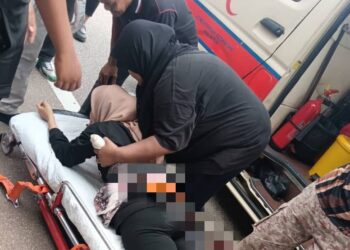 ANGGOTA pasukan perubatan memberi bantuan awal kepada mangsa yang cedera selepas dipercayai dilibas oleh seorang lelaki tidak dikenali menggunakan abjek tajam ketika menaiki motosikal di Solok Tangga Batu, Tanjung Kling, Melaka, petang semalam.