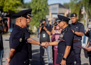 MOHD. Yusoff Mamat (kanan) bersalam dengan pegawainya selepas merasmikan  perhimpunan bulanan di Ibu Pejabat Polis Kontinjen (IPK) Kelantan, Kota Bharu, Kelantan hari ini-UTUSAN/KAMARUL BISMI KAMARUZAMAN.