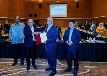 Timbalan Perdana Menteri dan Menteri Kemajuan Desa dan Wilayah, Dato’ Seri Dr. Ahmad Zahid Hamidi menyerahkan surat lantikan Penasihat Khas MPUPK kepada Menteri Besar Pahang, Datuk Seri Wan Rosdy Wan Ismail ketika Mensyuarat Majlis Pembangunan Usahawan dan PMKS Kebangsaan di Menara Bank Rakyat hari ini.