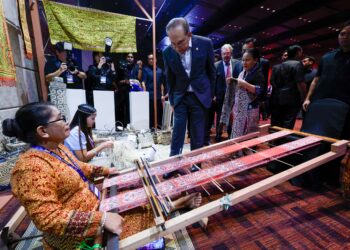 ANWAR Ibrahim melawat reruai pameran pada Persidangan GoTrade di Pusat Perdagangan dan Pameran Antarabangsa Malaysia di Kuala Lumpur hari ini.-UTUSAN/SHIDDIEQIIN ZON