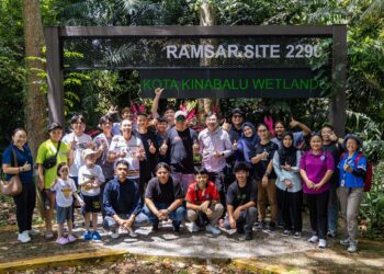 CEO STB, Encik Julinus Jeffery Jimit (tengah) bersama Presiden SSD, Encik Liau Kee Siong dan ahli-ahli pekak semasa lawatan pengenalan bersama LPS dan STGA ke Tapak Ramsar Tanah Bencah Kota Kinabalu pada bulan April.