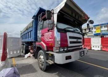 Keadaan mangsa yang digilis lori dalam kemalangan yang berlaku di Jalan Kota Samarahan/Tabuan Jaya, pagi tadi.