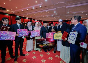 Menteri di Jabatan Perdana Menteri (Hal Ehwal Agama), Datuk Dr. Mohd Na’im Mokhtar beramah mesra dengan penerima anugerah pada Majlis Anugerah Kecemerlangan dan Inspirasi Pendidikan Madani MAIWP, di Masjid Wilayah Persekutuan, di sini hari ini. Foto: SHIDDIEQIIN ZON