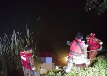 ANGGOTA bomba membantu proses membawa mayat lelaki yang ditemukan di tebing tasik dekat Tiara Lake View Plaza, Lahat, Perak semalam.
