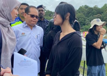 FADHLINA Sidek hadir ke lokasi perhimpunan bertemu wakil Sekretariat Sekolah Selamat di hadapan bangunan Parlimen, hari ini.