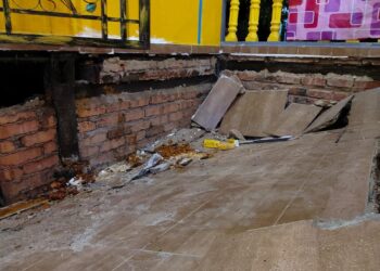 KEADAAN lantai beranda rumah warisan berusia lebih 100 tahun di Kampung Chetti, Gajah Berang, Melaka yang runtuh ketika sambutan Deepavali.
