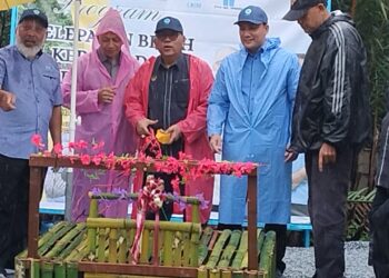 Mohd Zolkafly Harun (tengah)melepaskan benih ketam ke Sungai di Jeti Sungai Kerang, Perak hari ini.