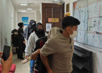 KETIGA-TIGA tertuduh dibawa keluar dari Mahkamah Tinggi Syariah Melaka selepas dijatuhi hukuman berhubung kes liwat dan cubaan liwat, petang tadi. - UTUSAN/AMRAN ALI