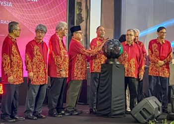 ZAMBRY Abdul Kadir  ketika Majlis Perasmian Persidangan Antarabangsa Karya Agung Melayu (PAKAM) 2025 di  Putrajaya. - UTUSAN/KAMARIAH KHALIDI