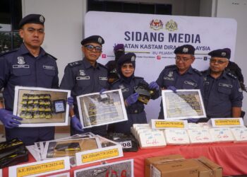 SITI Mang (tengah) menunjukkan rampasan dadah dalam sidang akhbar di Ibu Pejabat Kastam Diraja Malaysia, Dengkil.  - UTUSAN/FAISOL MUSTAFA