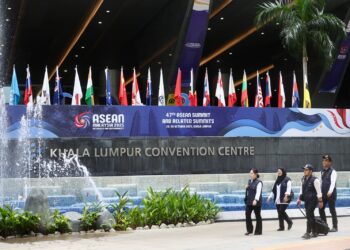 SUASANA di hadapan pintu masuk utama Pusat Konvensyen Kuala Lumpur (KLCC) dihiasi dengan papan tanda dan dekorasi sempena Sidang Kemuncak ASEAN ke-47 yang bakal berlangsung dari 26 hingga 28 Oktober ini.-UTUSAN/ISKANDAR ISHAK