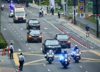 ANGGOTA polis trafik melakukan simulasi pergerakan konvoi melibatkan delegasi negara-negara peserta sempena Sidang Kemuncak ASEAN ke-47 di Pusat Konvensyen Kuala Lumpur (KLCC) Kuala Lumpur hari ini.-UTUSAN/ISKANDAR ISHAK