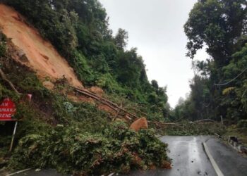 KEJADIAN tanah runtuh yang berlaku di kawasan bukit Anjung Indah, Jalan Tun Sardon, Balik Pulau, Pulau Pinang, petang tadi.-GAMBAR/JBPM PULAU PINANG