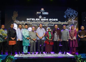 MOHD. Amran Mohd. Haris (tiga kanan) bergambar bersama ahli panel pada program Intelek Seni 2025 Kosmologi Melayu Dari Sudut Kearifan Tempatan Masyarakat di Panggung Seni, UKM, Bangi, Selangor kelmarin. – UTUSAN/FAUZI BAHARUDIN