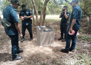 PEGAWAI MBS melakukan pemeriksaan ke atas struktur tugu yang didakwa menyerupai simbol Freemason di Bandar Tasik Senangin, Lenggeng, Seremban.