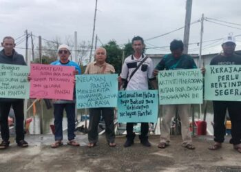 ZULKIFLI Yusof (tengah) bersama nelayan jeti Sungai Betul Bawah menggesa pihak berwajib menyelesaikan isu dihadapi nelayan di Tanjung Piandang, Perak. – UTUSAN/WAT KAMAL ABAS