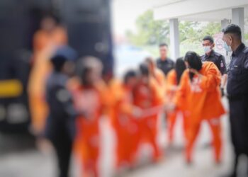 KESEMUA tertuduh dibawa ke Mahkamah Majistret Kota Bharu, Kelantan untuk perintah remah hari ini-UTUSAN/YATIMIN ABDULLAH.