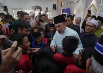 ANWAR Ibrahim beramah mesra dengan jemaah kanak-kanak di Surau Al-Quddus, Presint 16, Putrajaya. - UTUSAN/FAISOL MUSTAFA
