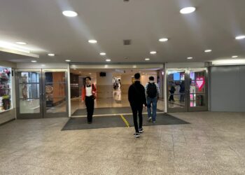 ORANG ramai menjalankan urusan seperti biasa sebalik lokasi sekitar ibu negara menjadi tumpuan Sidang Kemuncak ASEAN Ke-47.