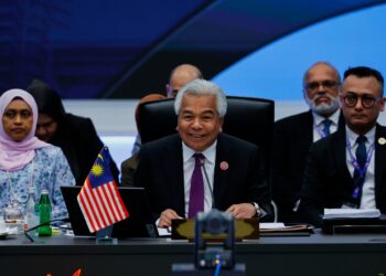 AMRAN Mohamad Zin mempengerusikan Mesyuarat Pegawai Kanan ASEAN pada Sidang Kemuncak ASEAN ke-47, di Pusat Konvensyen Kuala Lumpur, di sini hari ini.-UTUSAN/SHIDDIEQIIN ZON
