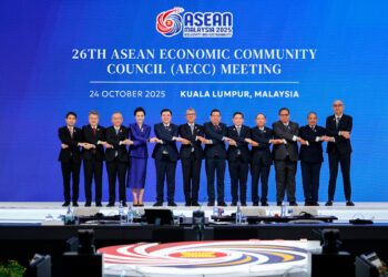 TENGKU Zafrul Tengku Abdul Aziz mempengerusikan Mesyuarat Majlis Komuniti Ekonomi ASEAN ke-26 pada Sidang Kemuncak ASEAN ke-47, di Pusat Konvensyen Kuala Lumpur, di sini hari ini.-UTUSAN/SHIDDIEQIIN ZON