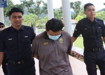 MOHAMAD Firdaus Abdul Shukor (tengah) ketika dibawa ke Mahkamah Majistret Balik Pulau, Pulau Pinang atas pertuduhan mencabul seorang kanak-kanak lelaki, 12 Oktober lalu.-UTUSAN/DANIAL SAAD