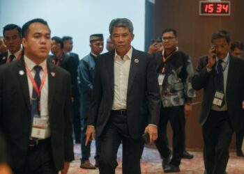 MOHAMAD Hasan (tengah) selepas mempengerusikan perundingan tidak formal mengenai Pelaksanaan 5PC bersama delegasi ASEAN di Pusat Konvensyen Kuala Lumpur (KLCC) di sini hari ini.