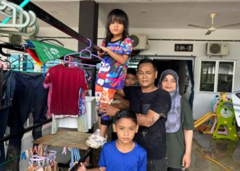 SUHAZIMAN Mohd. Suhaimi Suhaiziman menceritakan detik cemas yang dialaminya sekeluarga ketika ditemui di  Taman Larah Damai, Kamunting, Taiping, Perak, semalam