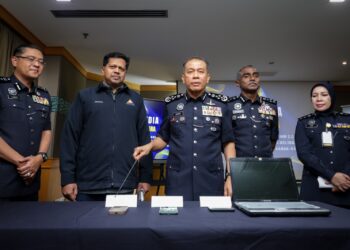 MOHD. Khalid Ismail (tengah) menunjukkan peralatan dirampas daripada suspek dalam sidang akhbar di Bukit Aman, Kuala Lumpur semalam. – UTUSAN/MUHAMAD IQBAL ROSLI