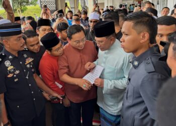 ANWAR Ibrahim menerima memorandum daripada Ahmad Fahmi Mohd Samsudin berkaitan menyokong pertemuan Trump - Anwar selepas hadir menunaikan solat Jumaat di Surau Al-Quddus, Presint 16, Putrajaya. - UTUSAN/ FAISOL MUSTAFA