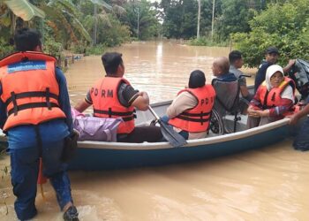 PROSES pemindahan mangsa banjir masih dilakukan oleh anggota APM di Kampung Manggis, Kulim. - IHSAN APM