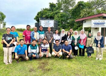 Profesor Ir Dr Rosalam (tengah) mengambil gambar kenangan di hadapan Makmal Hidup Mikro Loji Bekalan Air Bersih bersama penyelidik-penyelidik UMS yang terlibat.