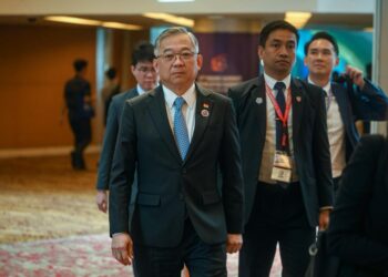 Timbalan Perdana Menteri Singapura, Gan Kim Yong ketika hadir pada Sidang Media Majlis AEC ke-26 di Pusat Konvensyen Kuala Lumpur (KLCC) di sini, hari ini.- UTUSAN/ISKANDAR ISHAK