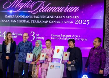 AZALINA Othman Said (dua kanan) pada Peluncuran Garis Panduan Khas Pengendalian Kes-Kes Keselahan Seksual Terhadap Kanak-kanak 2025 di Istana Kehakiman Putrajaya. - UTUSAN/FAISOL MUSTAFA
