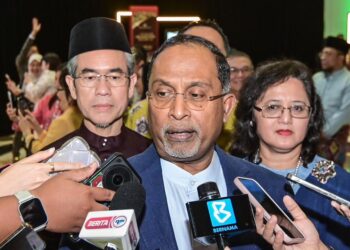 MENTERI Pendidikan Tinggi, Datuk Seri Zambry Kadir ketika ditemui pemberita pada majlis Anugerah Akademik Negara ke-16 di Dorsett Grand Subang di sini, hari ini. - UTUSAN/SYAKIR RADIN