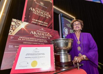 PENERIMA Anugerah Tokoh Akademik Negara, Professor Datin Siti Zuraina Abdul Majid bergambar bersama trofi dan sijil pada majlis Anugerah Akademik Negara ke-16 di Dorsett Grand Subang di sini, hari ini. - UTUSAN/SYAKIR RADIN