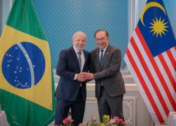 LUIZ Inacio Lula Da Silva bersalaman dengan Anwar Ibrahim selepas sidang akhbar bersama di Kompleks Seri Perdana, Putrajaya. - UTUSAN/FAIZ ALIF ZUBIR