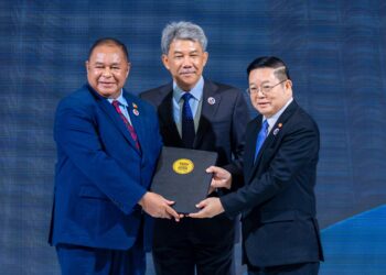 Menteri Luar dan Kerjasama Timor-Leste, Bendito Dos Santos Freitas menyerahkan instrumen penyertaan kepada Piagam ASEAN serta Perjanjian Zon Bebas Senjata Nuklear Asia Tenggara (SEANWFZ)  kepada Setiausaha Agung ASEAN, Kao Him Hourn pada Sidang Kemuncak ASEAN Ke-47 di Pusat Konvensyen Kuala Lumpur, Kuala Lumpur, di sini hari ini. -UTUSAN/SHIDDIEQIIN ZON