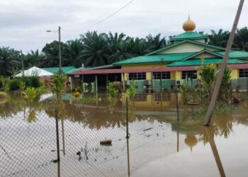 KEADAAN banjir yang masih berlaku di Kampung Dew, Taiping, Perak.-UTUSAN/WAT KAMAL ABAS