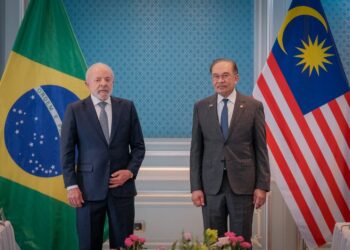 LUIZ Inacio Lula Da Silva bersalaman dengan Anwar Ibrahim selepas sidang akhbar bersama di Kompleks Seri Perdana, Putrajaya. - UTUSAN/FAIZ ALIF ZUBIR