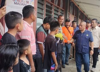 SAARANI Mohamad ketika melawat PPS SK Matang Gelugor, Perak hari ini.-UTUSAN/WAT KAMAL ABAS