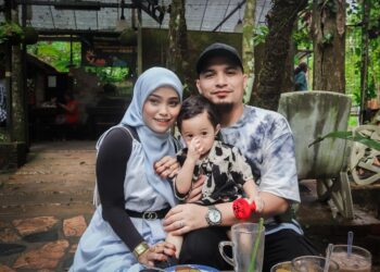 FATIN Najwa Kadiron bersama suami dan anak tercinta.
