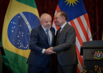 LUIZ Inacio Lula Da Silva bersalaman dengan Anwar Ibrahim selepas sidang akhbar bersama di Kompleks Seri Perdana, Putrajaya. - UTUSAN/FAIZ ALIF ZUBIR